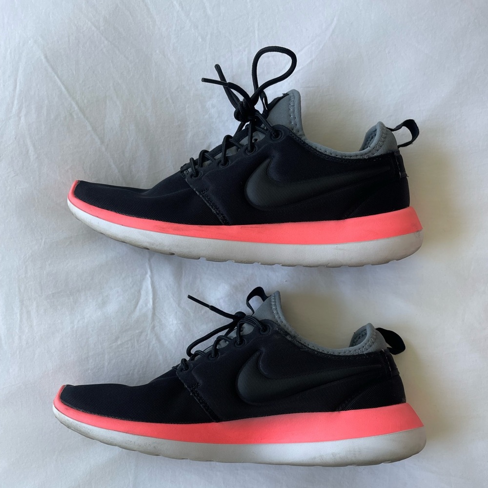 Black Nike Tennis Shoes